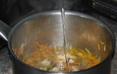 1. Этап. Грибной суп без картофеля: Теперь добавим воду (литра полтора-два). И варим минут 10. Солим, добавляем перец.