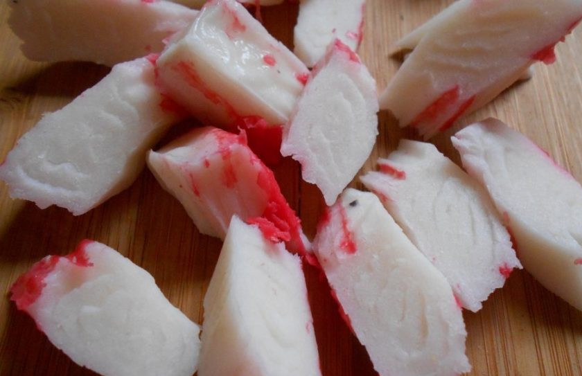 1. Этап. Салат с креветками и морской капустой: Крабовые палочки нарежьте кусочками любого размера и формы.