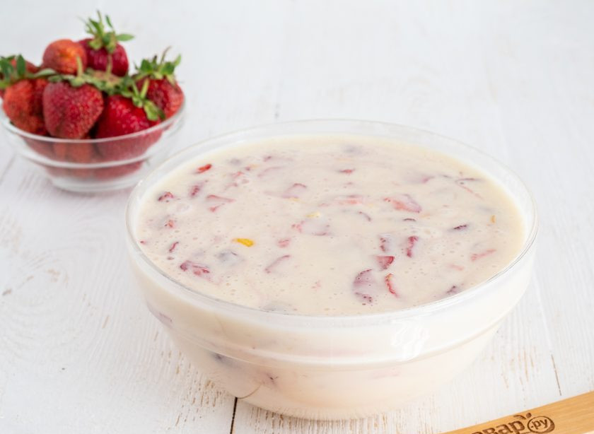 1. Этап. Панкейки с клубникой: Аккуратно перемешайте, чтобы не повредить кусочки ягод.