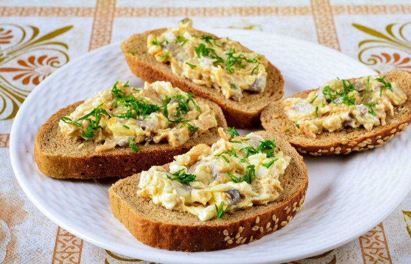 1. Этап. Бутерброды с селедкой и яблоком: Кусочки ржаного хлеба намажьте селедочной начинкой, присыпьте рубленным укропом.