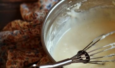 1. Этап. Оладьи из манки (оригинальный рецепт): Добавляем в тесто предварительно просеянную муку и перемешиваем все до однородного состояния.