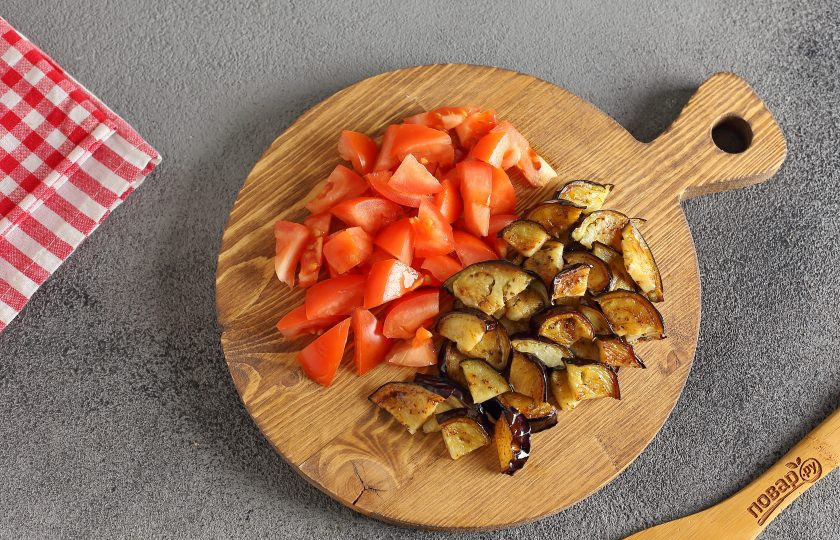 1. Этап. Бутерброды с баклажанами и помидором: Промакните обжаренные баклажаны бумажным полотенцем, чтобы убрать излишки масла и разрежьте каждый кружочек на четыре части. Помидор помойте и нарежьте небольшими дольками или кубиками.