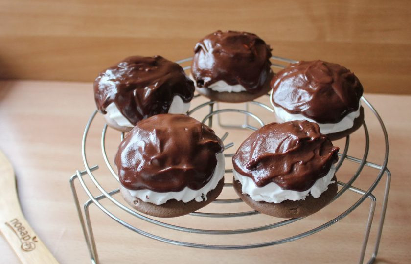 1. Этап. Печенье с зефиром: После смажьте печенье шоколадной глазурью.