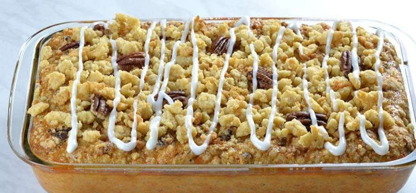 1. Этап. Сладкая тыквенная запеканка: Запеканку готовьте в духовке 30 минут при 180 градусах. Затем добавьте оставшуюся посыпку, а также по желанию пекан и глазурь.