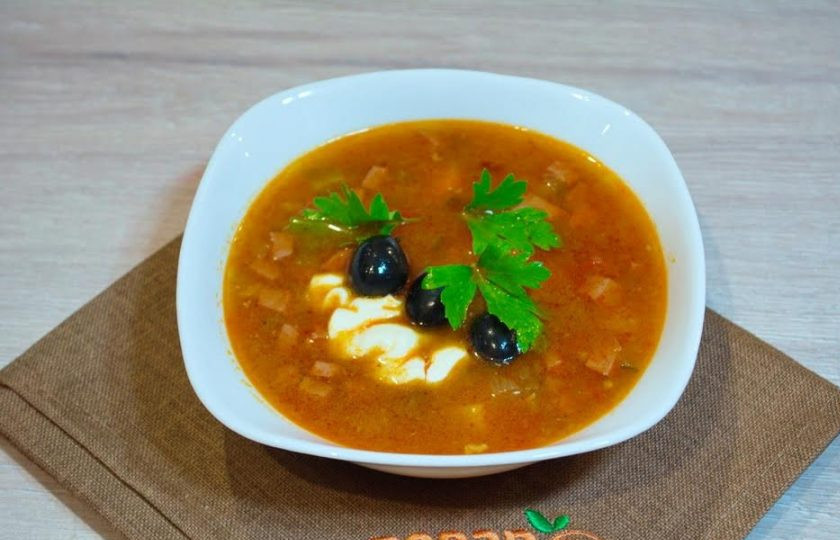 1. Этап. Солянка сборная мясная: 10. Подайте солянку с оливками, каперсами или сметаной к столу. Тут на ваш вкус.