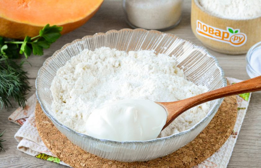 1. Этап. Пирог с тыквой открытый: Всыпьте в тесто сахар, соль и перемешайте. Добавьте сметану и немного воды.