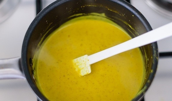 1. Этап. Соус с карри: 5. Добавьте молоко и щепотку соли, поставьте смесь снова на средний огонь и, перемешивая, доведите до кипения и снимите с плиты. Соус охладите до комнатной температуры и помните, что при охлаждении всякий соус становится гуще. Полезный и ароматный соус с карри готов.