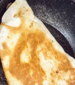 1. Этап. Кесадилья с курицей и лимоном: Равномерно разложить начинку по тортильям и каждую лепешку сложить вдвое. Смазать оливковым маслом, выложить на сковороду ( или на гриль) и жарить по 3-4 минуты с каждой стороны до золотистости. Приятного аппетита.