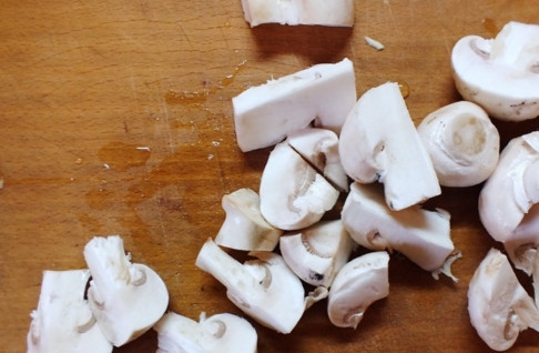 1. Этап. Шампиньоны тушеные с овощами: Шампиньоны промойте и нарежьте кусочками.