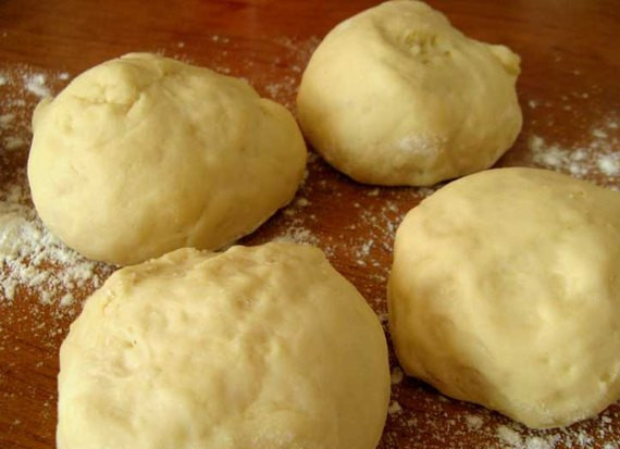 1. Этап. Дрожжевые пирожки на сковороде: 1. Тесто готовим сами или размораживаем покупное. Раскатываем колбаской и делим на одинаковые части. Из каждого шарика потом будет один-два пирожка.