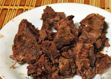 1. Этап. Суп Северный: Готовую оленину необходимо достать из бульона и разрезать на кусочки, отделив от кости.