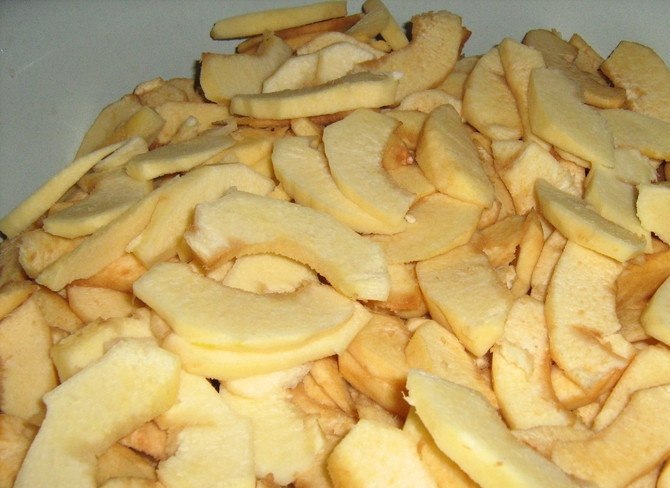 1. Этап. Варенье из айвы: Айву залить сиропом, довести до кипения и варить 10 минут. Отставить на 4 часа.