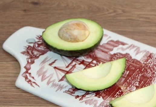 1. Этап. А-ля роллы с рыбой, сыром и авокадо: 7. Приготовим соус для готового блюда (для подачи). 1/ 2 часть авокадо очищаем от шкурки.