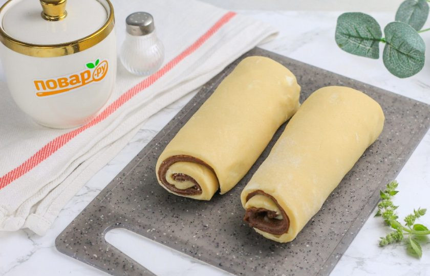 1. Этап. Шоколадно-ванильное печенье: Скрутите тесто в рулет, разрежьте его пополам и отправьте в морозильную камеру на 1 час.