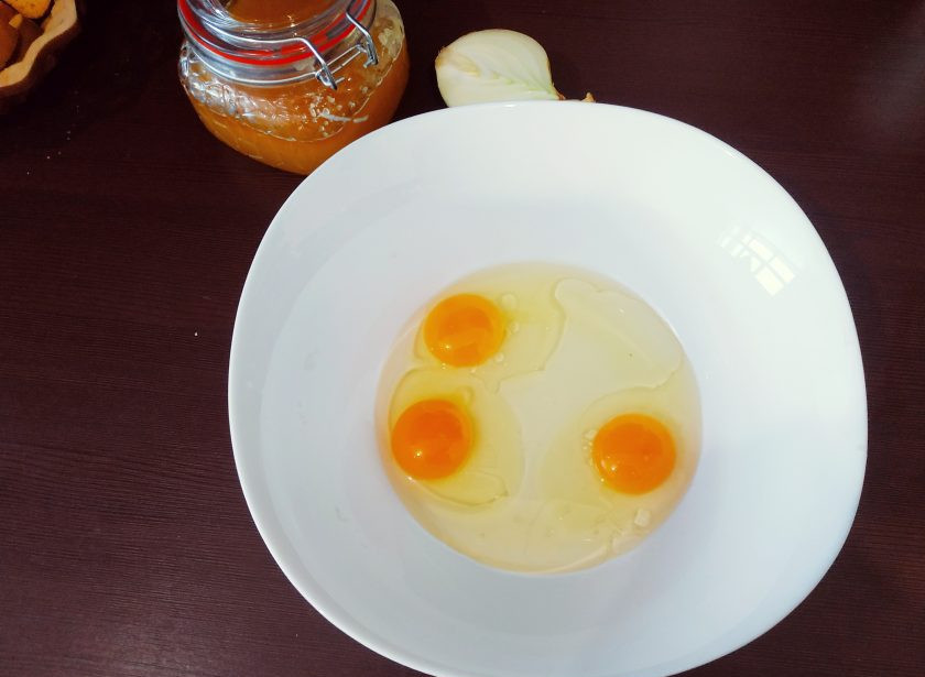 1. Этап. Печеночный кекс: Пока готовится поджарочка, приступайте к тесту. В глубокой миске смешайте яйца и растительное масло, взбейте до пышности. Масса должна немного побелеть.