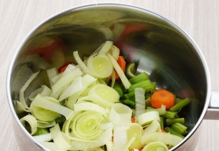 1. Stage. Belgian mussels: Add regular chopped rings and leeks.