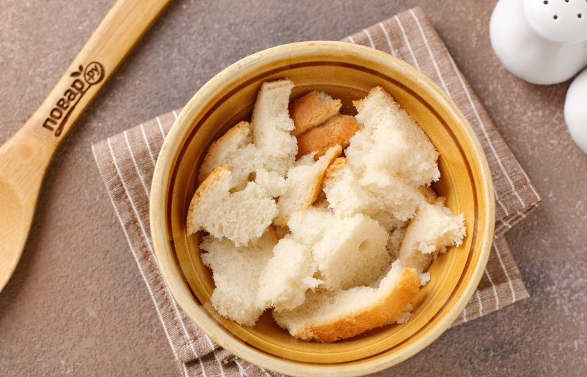 1. Этап. Котлеты из щуки с морковью: Раскрошите батон руками и замочите в воде.