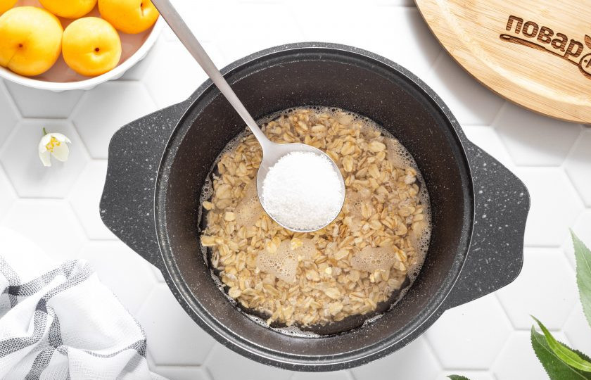 1. Этап. Постная овсяная каша: Добавьте щепотку соли и сахар по вкусу.