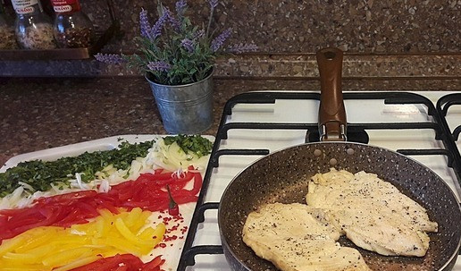 1. Этап. Кесадилья с курицей, овощами, зеленью, сыром: Обжарить курицу с двух сторон. Порезать овощи и зелень.