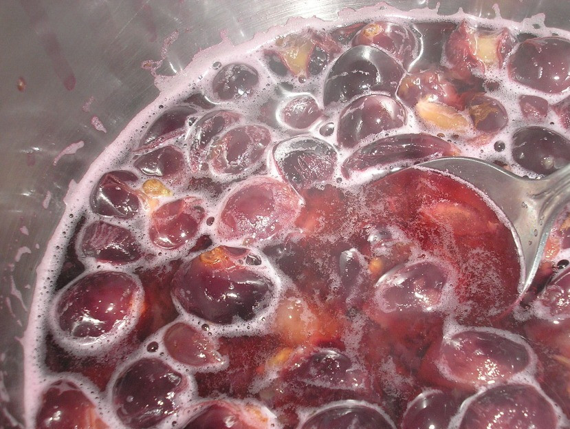 1. Этап. Виноградный шербет: Виноград очистите от веточек и проварите на медленном огне до мягкости.