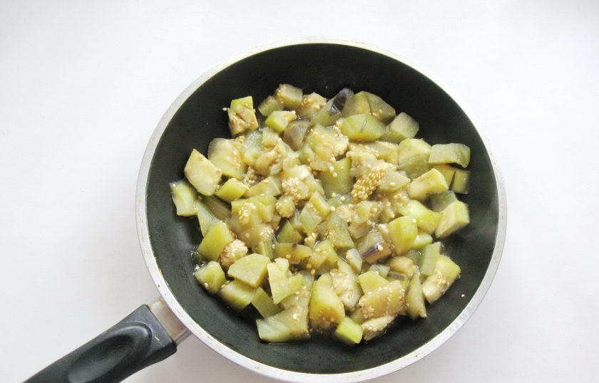 1. Этап. Куриные котлеты с баклажанами: Тушите баклажаны в сковороде 10 минут до мягкости.