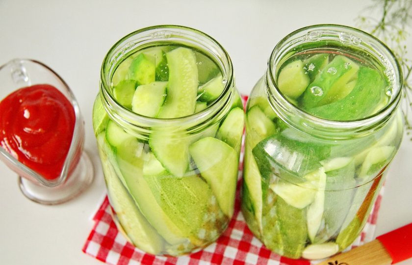 1. Этап. Огурцы с кетчупом на зиму: Доведите воду до кипения и залейте крутым кипятком банки с огурцами под самую кромку.