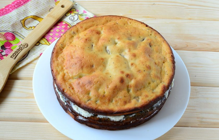 1. Этап. Торт Министерский: Соберите торт, перемазав каждый корж кремом.