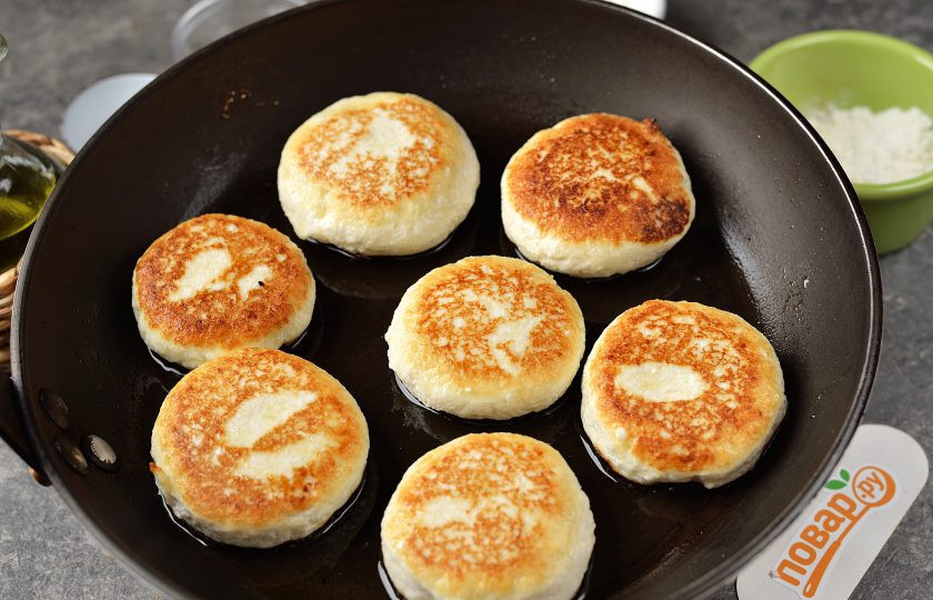 1. Этап. Cырники из зерненого творога: Дальше набирайте ложкой немного творожной массы, формируйте сырники желаемой формы и размера, обжаривайте на сковороде в минимальном количестве растительного рафинированного масла до румяной корочки.