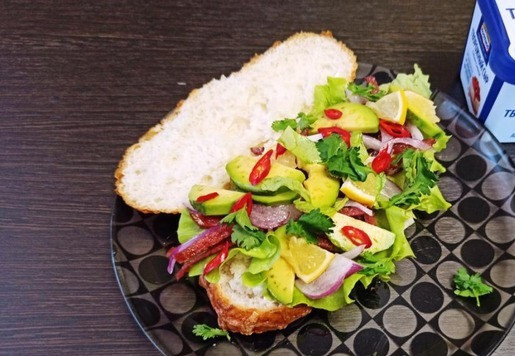 1. Этап. Мексиканская торта с чоризо: Добавить ломтики авокадо, колечки чили, кинзу. Сбрызнуть соком лимона. Мексиканская торта готова!