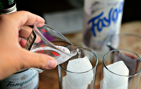 1. Этап. Гранатовый джин-тоник: 2. Спустя отведённое время разложите лёд по бокалам. Влейте джин.