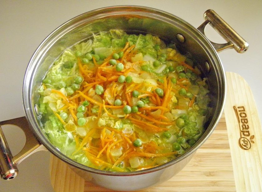 1. Этап. Суп с пекинской капустой: В кипящий бульон всыпьте картофель, дайте ему свариться до полуготовности. Затем добавляйте зажарку из моркови и лука, рубленную пекинскую капусту, горошек, соль, специи и зелень по вкусу. Варите еще 5-7 минут. Дивный полезный суп готов. Разливайте его по тарелкам, украшайте оливкой, долькой лимона и веточкой зелени, и сразу же зовите семью к столу!