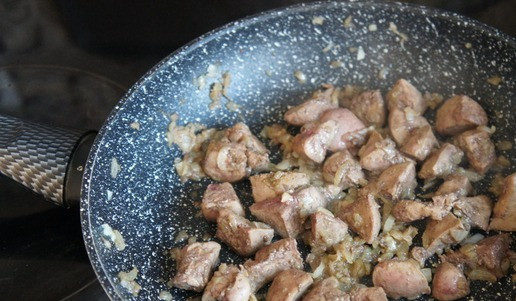 1. Этап. Тарты с печенью и грибами: Обжаривать до готовности. Примерно 7-10 минут. Добавить любимые специи. У меня грузинские: сванская соль, уцхо-сунели имеретинский шафран. На мой взгляд идеально подходят к печени индейки. Проверить готовность печени, разломив кусочек. Влить сливки.