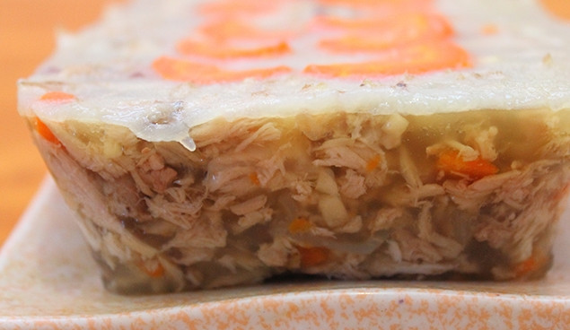 1. Этап. Куриный холодец в мультиварке редмонд: Готовый куриный холодец в мультиварке редмонд подавать можете с зеленью и хреном.