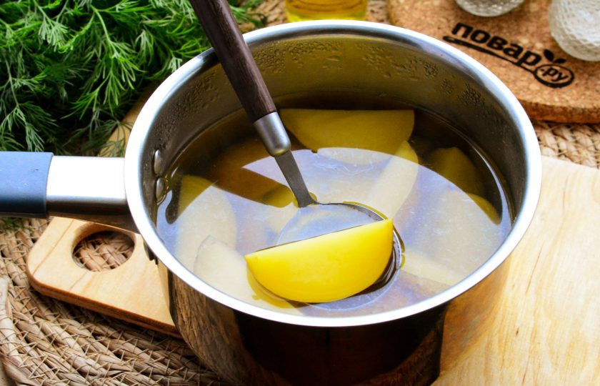 1. Этап. Картофель по-крестьянски: Переложите весь картофель в сотейник и залейте горячей кипящей водой, чтобы она полностью покрывала дольки. Оставьте в таком виде на 10 минут. Затем всю жидкость слейте, а картофель выложите на бумажные полотенца, чтобы ушла лишняя влага.