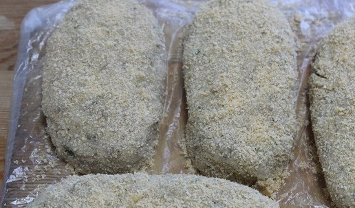 1. Этап. Рыбные зразы: Так поступить с оставшимся фаршем. Убрать зразы на 20 минут в морозилку