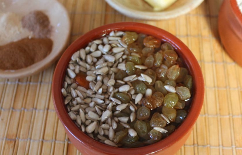 1. Этап. Рождественский кекс с коньяком: Добавляем изюм и семечки. Заливаем все коньяком и оставляем на 1-2 часа.