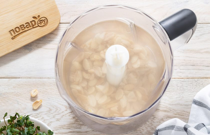 1. Этап. Сыр из арахиса: После слейте воду, а арахис переложите в блендер. Влейте 1 литр чистой воды и начните измельчать орехи до однородности.