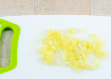 1. Этап. Варенье из кабачков в микроволновке: Лимон, апельсин чистим режем на дольки, убираем семена.