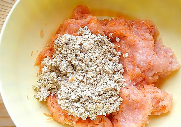 1. Этап. Мясной хлеб по-баварски: Куриное филе нарезаем на кусочки. Берем мясорубку и перемалываем курицу в фарш. Овсяные хлопья нужно залить молоком на 5 минут. А пока натрем морковь на терке и нарубим репчатый лук. Морковь, лук и овсяные хлопья в молоке перекладываем в куриный фарш.