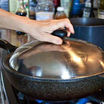 1. Этап. Нянь-Гао: Залейте в сковороду 1/4 чашки куриного или овощного бульона, накройте крышкой, переключите огонь до минимума и тушите в течении 2-3 минут, пока рисовые лепешки не размягчатся.