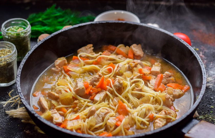 1. Этап. Макароны по-татарски: Все перемешайте и снимите пробу. Готовое блюдо подавайте к столу горячим.