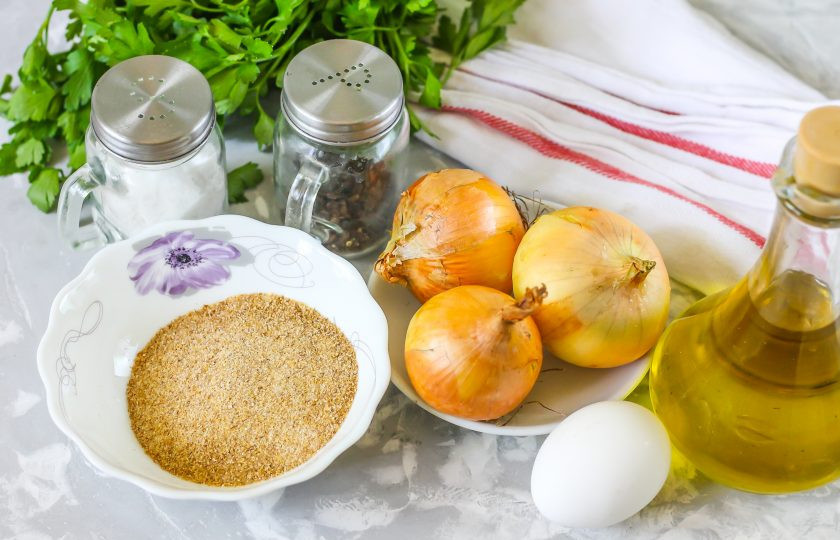 1. Этап. Хрустящий жареный лук: Подготовьте указанные ингредиенты.