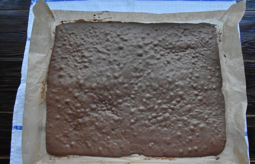 1. Этап. Торт Рождественское полено: Выпекайте корж в духовке, разогретой до 180 градусов в течение 12-15 минут. Главное не пересушить бисквит.