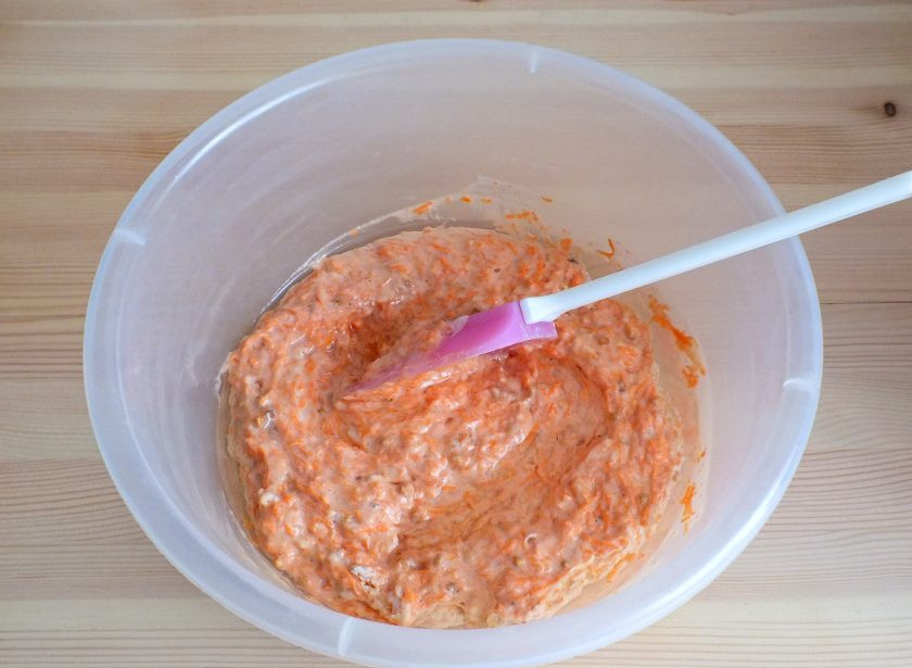 1. Этап. Морковный кекс со сметанно-лимонной пропиткой: В завершении в тесто добавьте растительное масло и еще раз хорошо перемешайте. Масло должно быть хорошо вмешано в тесто.