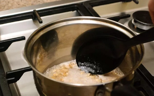 1. Этап. Каша из геркулеса на воде: 3. После повторного закипания перемешайте и убавьте огонь до минимума.