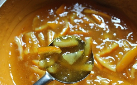 1. Этап. Домашний мармелад из апельсинов: 10. Готовый мармелад снимите с огня, разложите по стерилизованным баночкам, остудите и уберите в холодильник.