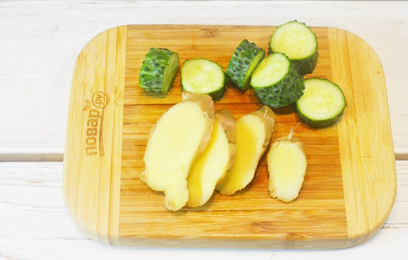 1. Этап. Шашлык из морских гребешков: 2. Огурец и имбирь нарежьте кружками.