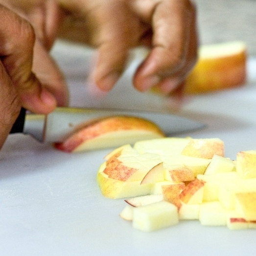1. Этап. Салат из свеклы и яблок: Яблоки нарезаем на кубики аналогичного размера.