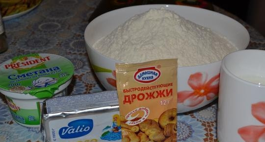 1. Этап. Шоргогалы по-азербайджански: Молоко подогрейте и смешайте его со сметаной. Растопите сливочное масло для теста. Вмешайте в эту смесь вместе с яйцом и дрожжами. Всё хорошо смешайте. Внесите муку и замешайте тесто.