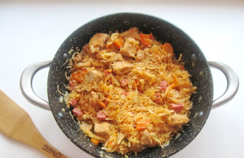 1. Этап. Солянка по-польски: Перемешайте все ингредиенты. Если нужно добавьте еще соль или перец. Накройте крышкой и прогрейте бигос еще 7-8 минут на небольшом огне.